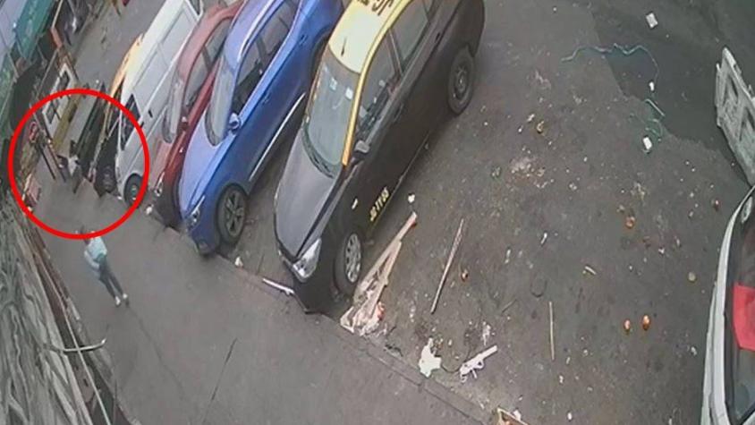 Video muestra cómo mujer abandonó a bebé al interior de una mochila en Recoleta Video muestra cómo mujer abandonó a bebé al interior de una mochila en Recoleta