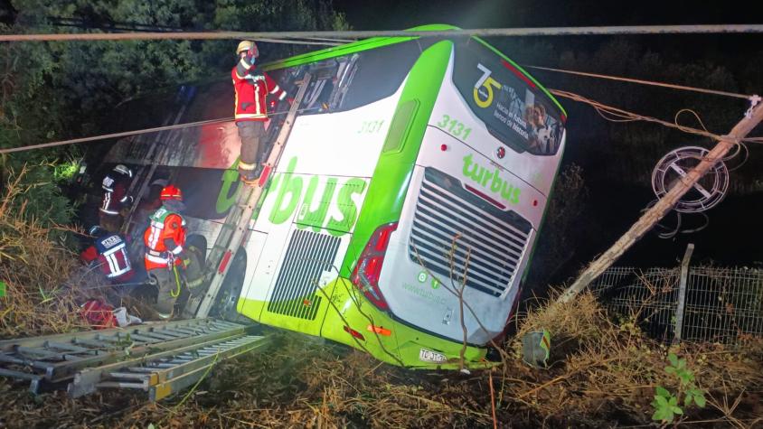 Accidente de bus con auto particular dejó una persona muerta y 15 heridos en San José de Mariquina