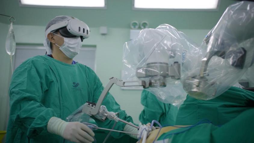 Realizan en Chile la primera cirugía del mundo con Realidad Aumentada