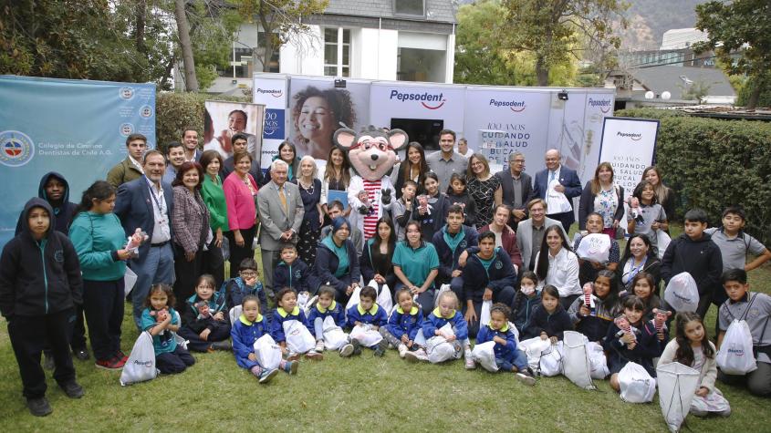 Pepsodent celebra su centenario cuidando la salud bucal de los chilenos