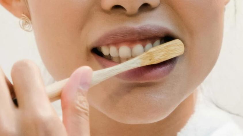 ¿Cómo deberíamos lavarnos los dientes?: Estudio demuestra que solo 1 de cada 10 personas tendría un buen cepillado
