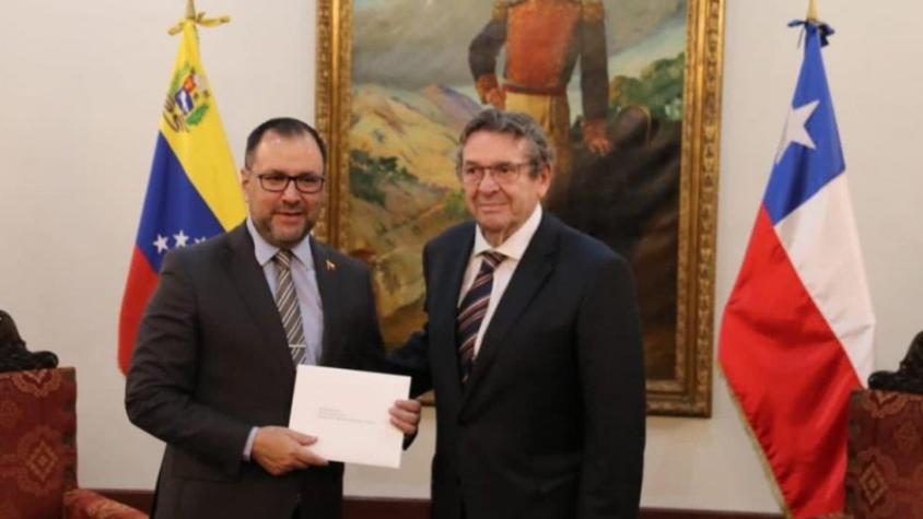 Gobierno evalúa llamado a consulta de embajador en Venezuela por dichos del Canciller Gil sobre el Tren de Aragua