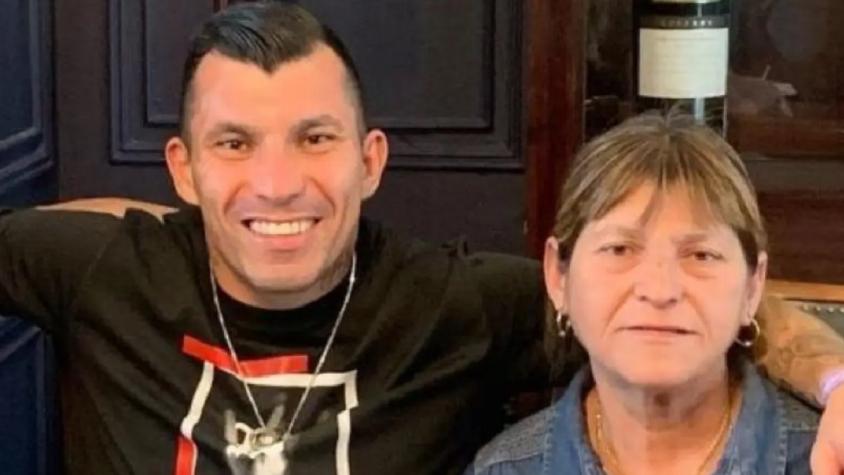 El problema de salud de la madre de Gary Medel que lo obligó a viajar urgente a Chile: "Está consciente"