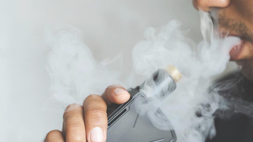 Cigarros electrónicos: Expertos detallan los riesgos para la salud de los famosos ‘vapers’