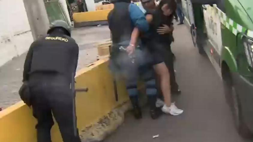 VIDEO | El momento exacto en que mujer le quitó arma a guardia y disparó en Lo Valledor