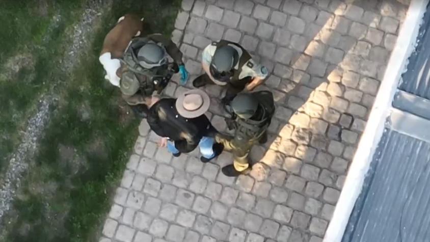 Así fue la detención del sujeto que realizó disparos desde el patio de su casa en Las Condes Así fue la detención del sujeto que realizó disparos desde el patio de su casa en Las Condes