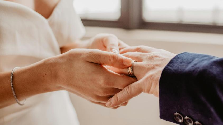 ¿Por qué el anillo de matrimonio se usa en el dedo anular? Explicación de sacerdote se hizo viral
