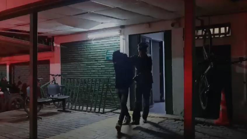 Delincuentes roban vehículo en Macul y chocan contra una casa: hay un detenido