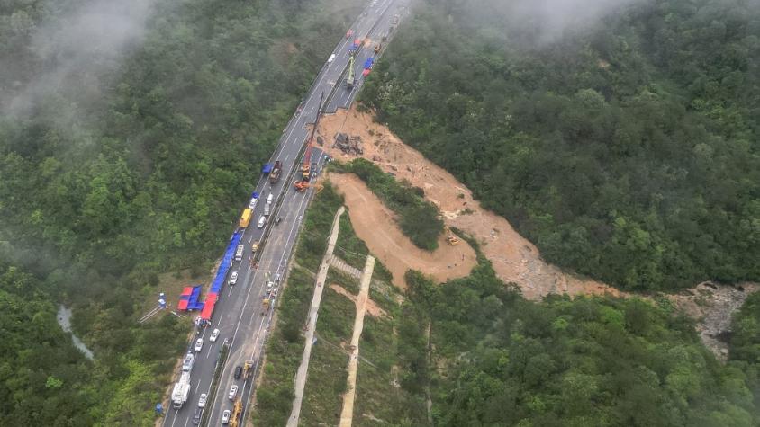 Aumentan a 36 los muertos por colapso de carretera en China