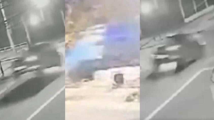 Video | Auto “voló” y chocó con árbol durante persecución en Puente Alto
