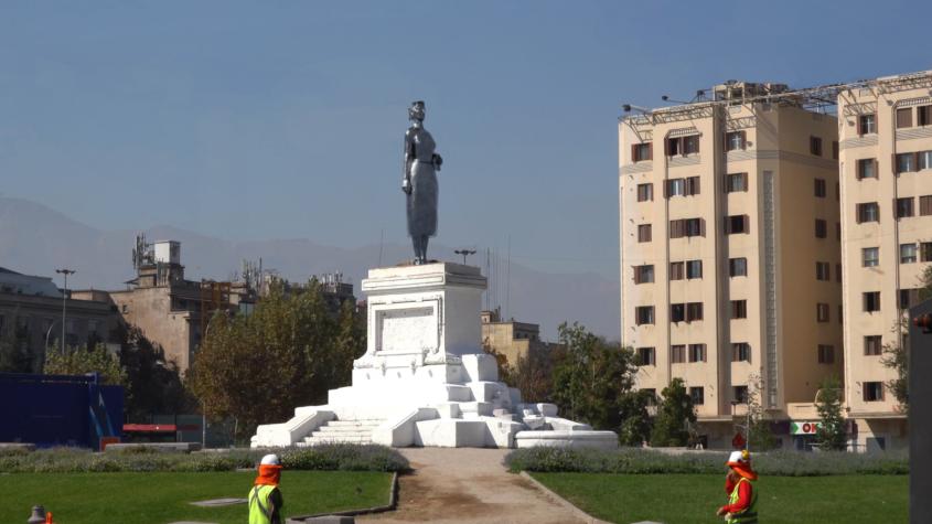 La explicación detrás de la "estatua" de Elena Caffarena en Plaza Baquedano que se hizo viral