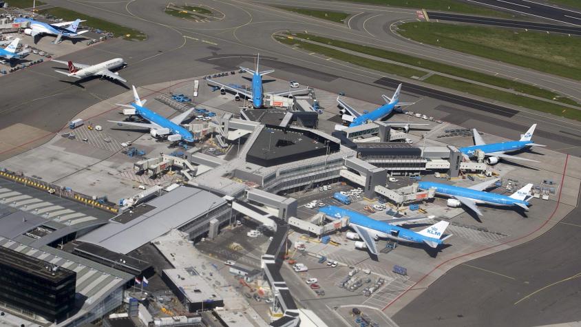 Cayó sobre motor de avión: Una persona murió en el aeropuerto de Ámsterdam