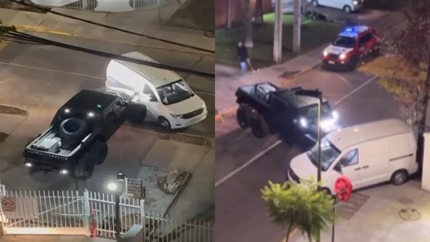 VIDEO | Camioneta chocó y movió furgón que estaba mal estacionado frente a un edificio 