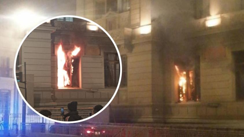 Incendio afectó a dependencias de los Tribunales de Justicia en Santiago Incendio afectó a dependencias de los Tribunales de Justicia en Santiago