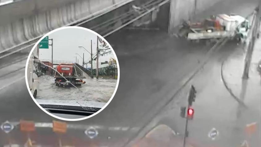 Lluvias en la zona central: Socavón se produce en Quilicura y provoca corte de tránsito