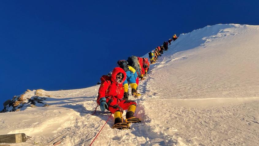 "Siempre fue mi sueño": Profesora de Punta Arenas escaló el Monte Everest y llegó hasta el campamento base