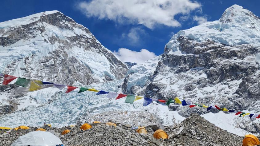 Tras casi una semana: encuentran cadáver del segundo alpinista desaparecido en el Everest