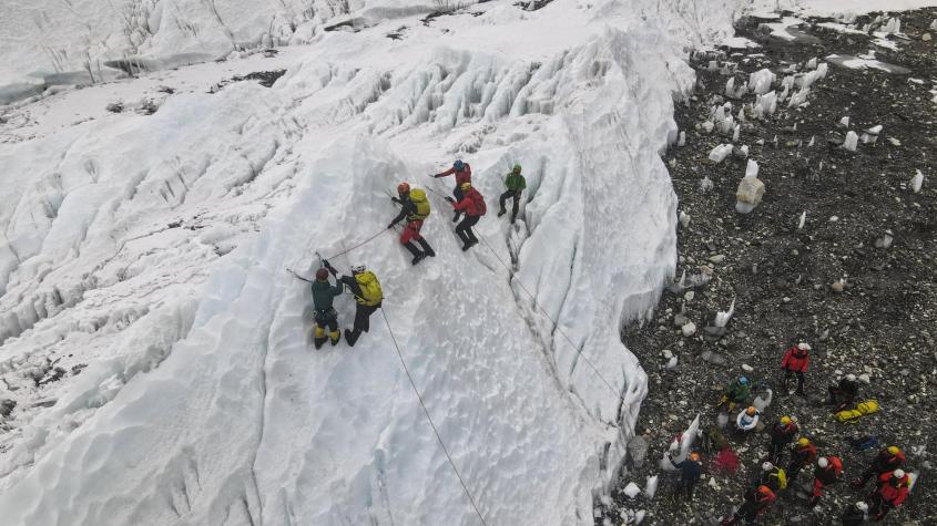 Justicia de Nepal ordena limitar permisos de escalada al Everest