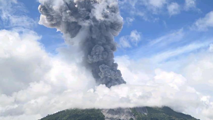 Entra en erupción un volcán en Indonesia y genera kilométrica columna de humo