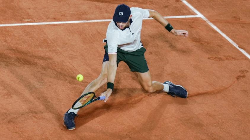 Nicolás Jarry sufrió caída al chocar con un pasapelotas en Roland Garros