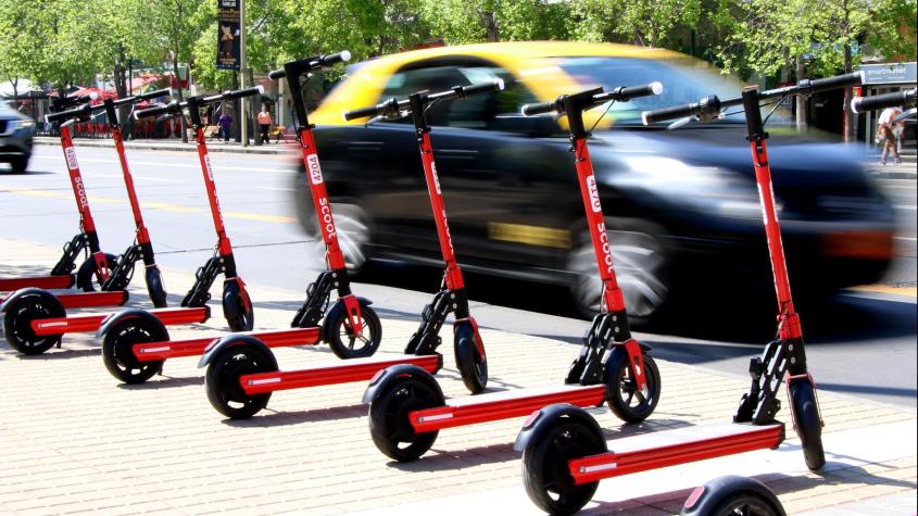 Las Condes multará por mal uso de scooters eléctricos: monto alcanza los 195 mil pesos