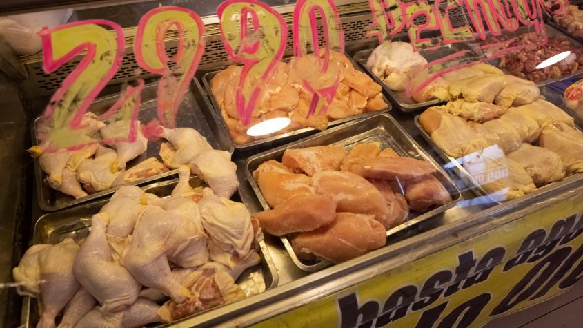 Alerta por venta de pollo descompuesto: Cómo identificar si están en mal estado