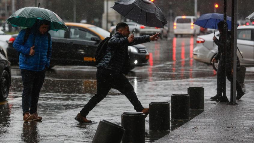 Reportan corte del suministro eléctrico en distintas zonas de la región Metropolitana ante precipitaciones 