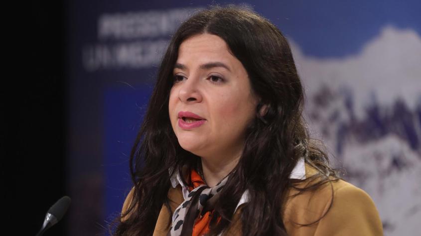 Ministra Orellana critica actuar de Carabineros tras detención de mujeres encadenadas frente a La Moneda 