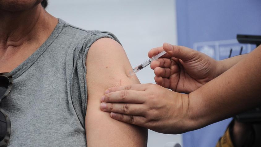 Autoridades llaman a vacunarse contra la Influenza: Incidencia ha aumentado “más del doble” en la RM