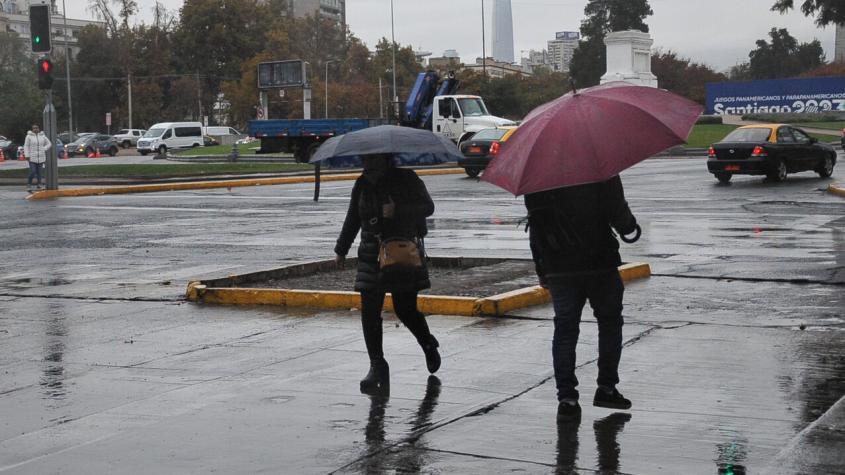 Advierten 3 días seguidos de lluvia en Santiago: sistema frontal se intensificará para el feriado del 21 de mayo