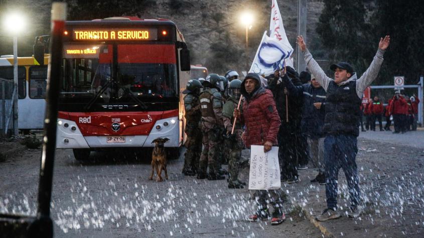 Manifestantes de campamento bloquean salida de 400 buses Red en Puente Alto