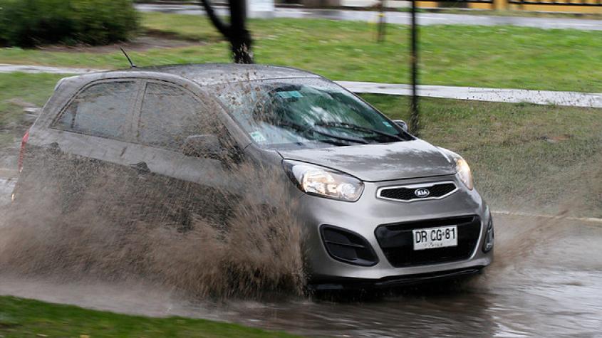 Sistema frontal: Las multas a las que se exponen los conductores que mojen a peatones en días de lluvia