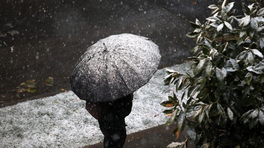 Redes sociales viralizan registros de caída de nieve y aguanieve en varios puntos de Santiago