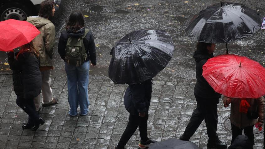 Será similar a la del lunes: ¿A qué hora será más intensa la lluvia en la región Metropolitana?