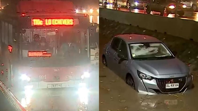 Más de una hora sin pasar: Bus y autos atrapados en caletera de Américo Vespucio