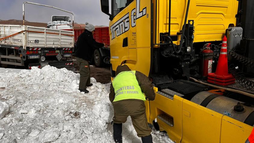 Camioneros quedaron atrapados en nieve en San Pedro de Atacama: Debieron ser auxiliados