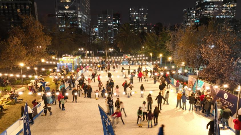 Pista de patinaje sobre hielo de Las Condes abre sus puertas este invierno (y hoy es gratis por su inauguración)