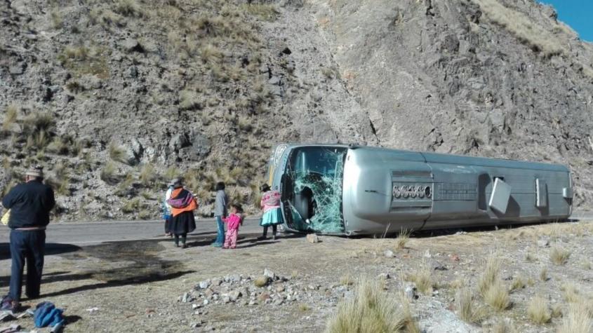 Al menos 13 muertos tras caída de bus en Perú