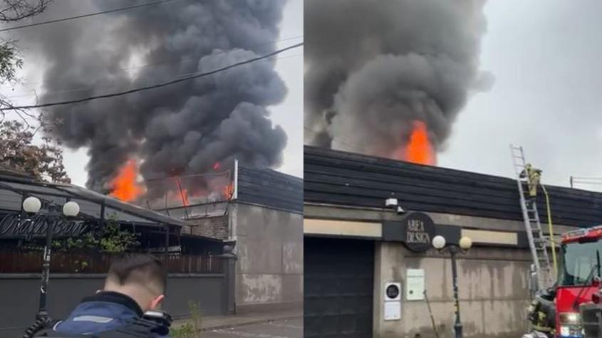 Incendio en el Mercado Condell: Más de 10 carros de Bomberos trabajan en su contención