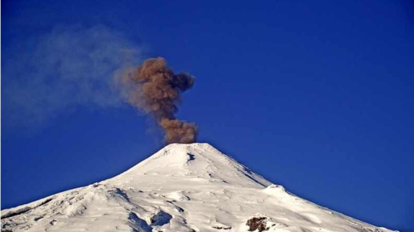 Volcán Villarrica expulsó otra columna de gases: Se mantiene alerta amarilla para cuatro comunas por la actividad
