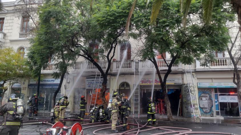 Bomberos contuvo incendio que afectó a locales en el centro de Santiago