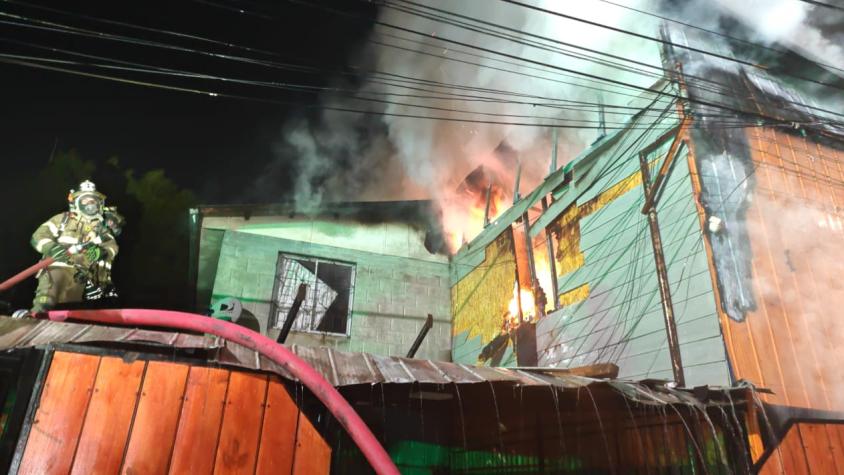 Incendio se registra en viviendas en Renca: Al menos 14 carros de Bomberos combaten emergencia