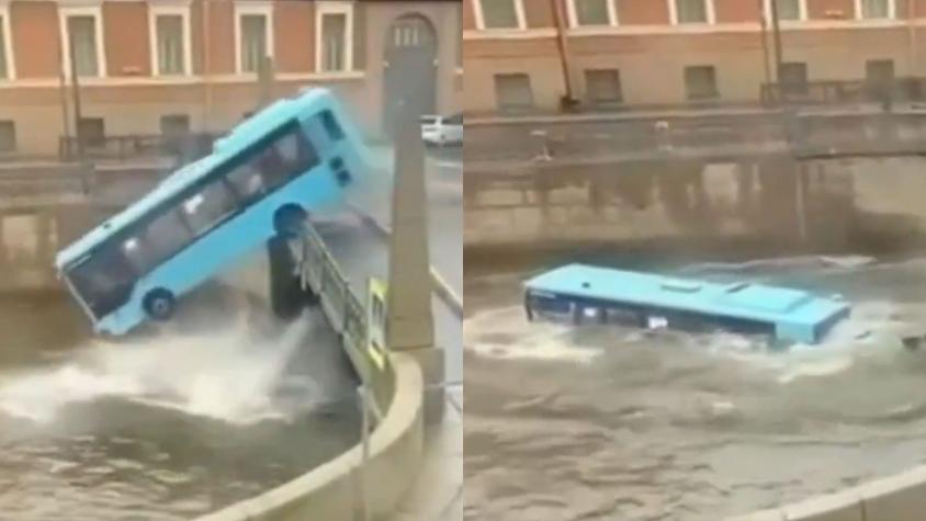Impactante caída de bus a río en Rusia dejó 3 muertos: Maniobra podría haber sido intencional
