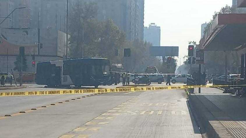 Abuela y sus nietos son atropellados por bus en centro de Santiago: Dos están en riesgo vital