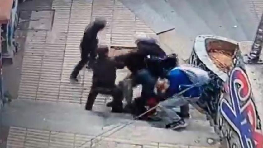 Fue apuñalado y golpeado por 5 sujetos: Cámara de seguridad captó violento asalto en escalera de Valparaíso 