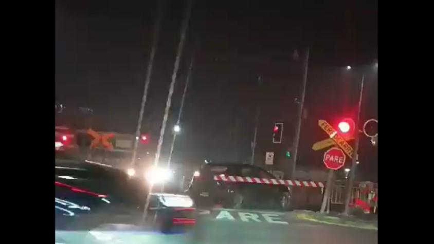 VIDEO | Captan a automovilista a centímetros de ser arrollado por tren en Coronel