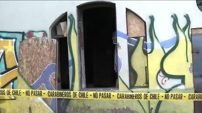 Encuentran a hombre fallecido al interior de una casona tomada en Santiago: tenía un hematoma en su rostro
