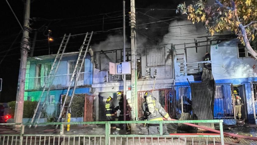 Emiten 3ra alarma en incendio que afecta a viviendas en Santiago