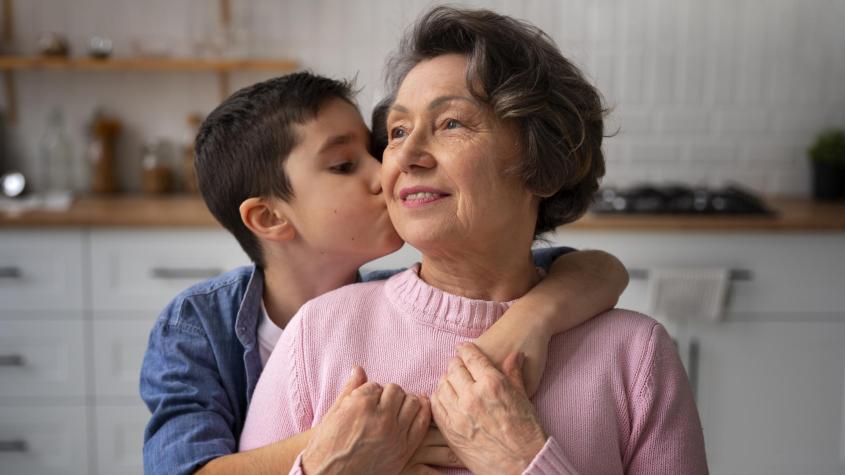 Guardianes del legado: cuando los abuelos cuidan de los nietos