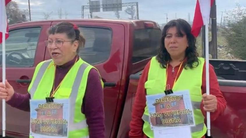 “Llego hasta aquí”: Mujer que pedía vivienda y caminaba desde Talca a Santiago se devuelve en Curicó